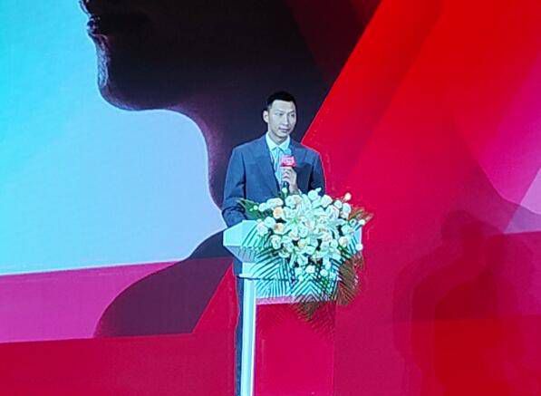 诗中说铜雀春深，却教人杀心起，不锁二乔锁曹操，这一场情色机谋，三国杀的浊世之战，家仇国恨早已化灰尘，但是这段勾魂摄魄的儿女情长，于汉室朝野当中，化作一只啼血的铜雀，教英雄、佳丽别有幽愁暗恨生，如一抹鲜红的难过，终成一场悲惨的对看。